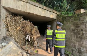 为民办实事 清理桥下堆积物保公路安全畅通