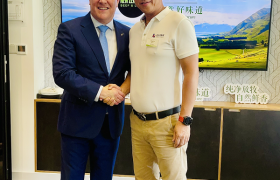 重磅握手！飞熊领鲜董事长李祥受邀参加新西兰红肉原产地品牌全新发布仪式，荣获新西兰总理亲授战略合作渠道商